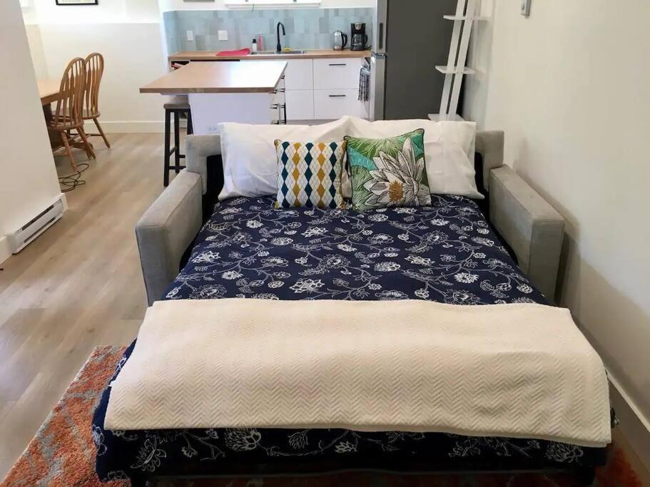 Bright Modern 1Br Suite In Sooke Village Core 외부 사진