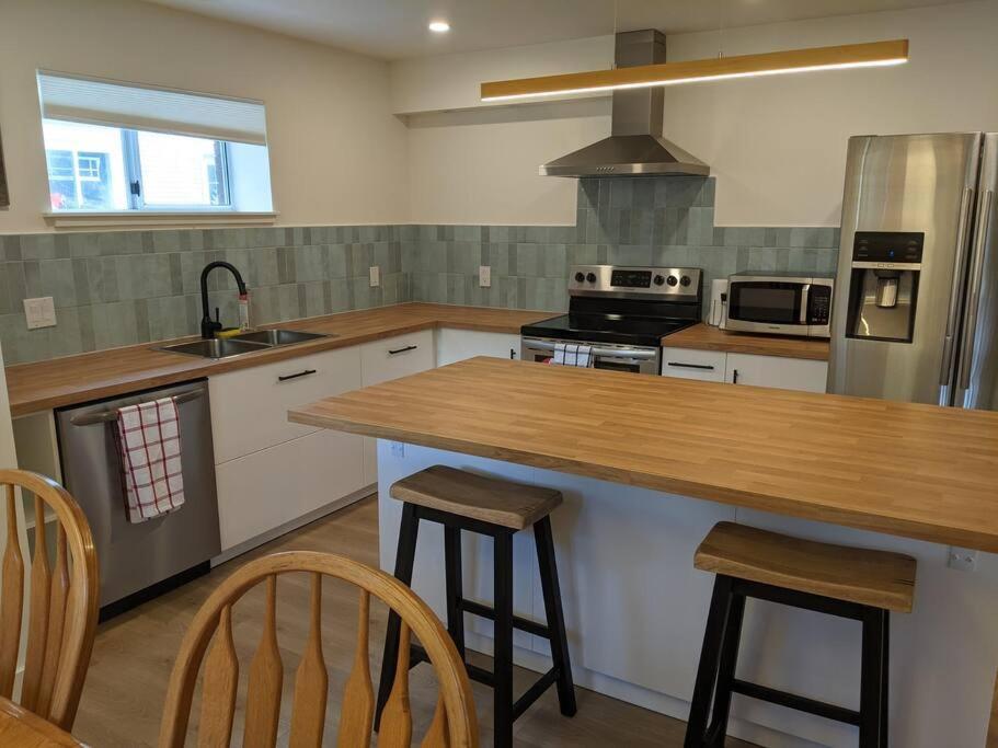 Bright Modern 1Br Suite In Sooke Village Core 외부 사진