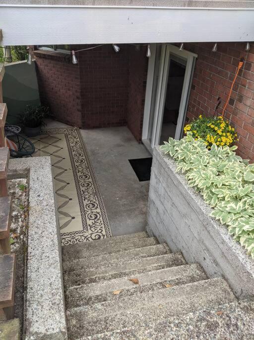 Bright Modern 1Br Suite In Sooke Village Core 외부 사진