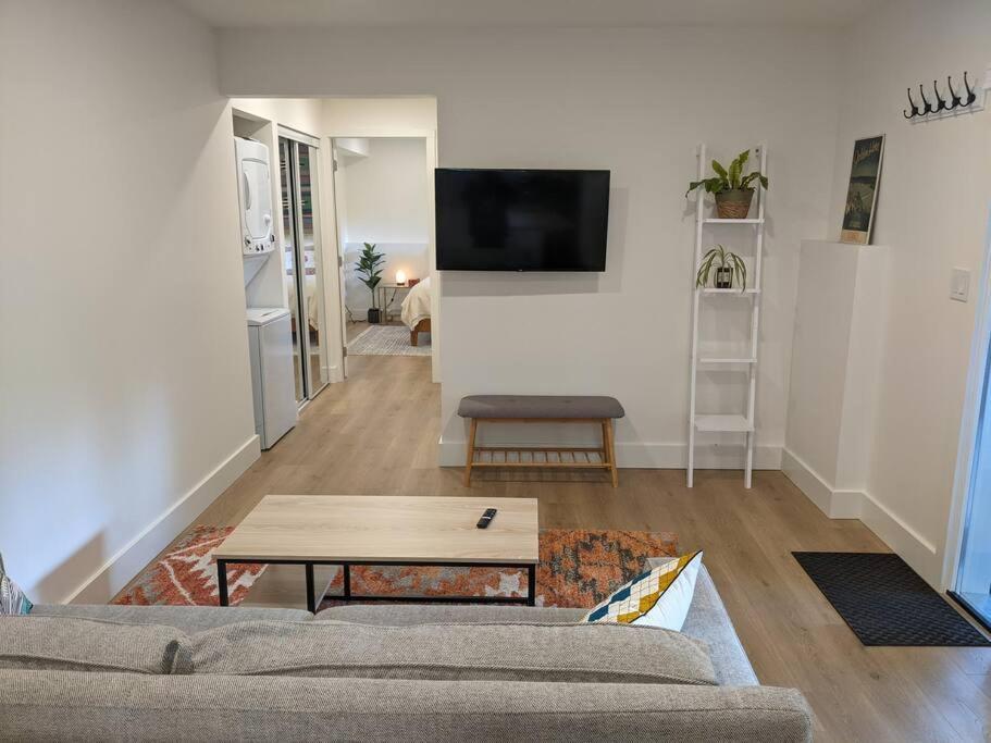 Bright Modern 1Br Suite In Sooke Village Core 외부 사진