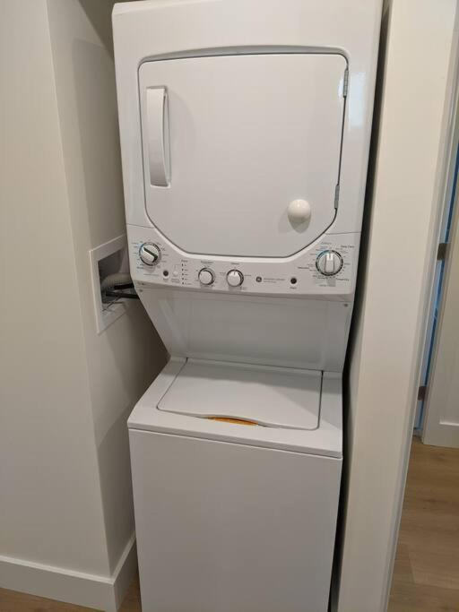 Bright Modern 1Br Suite In Sooke Village Core 외부 사진