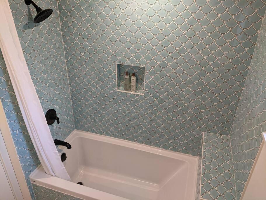 Bright Modern 1Br Suite In Sooke Village Core 외부 사진