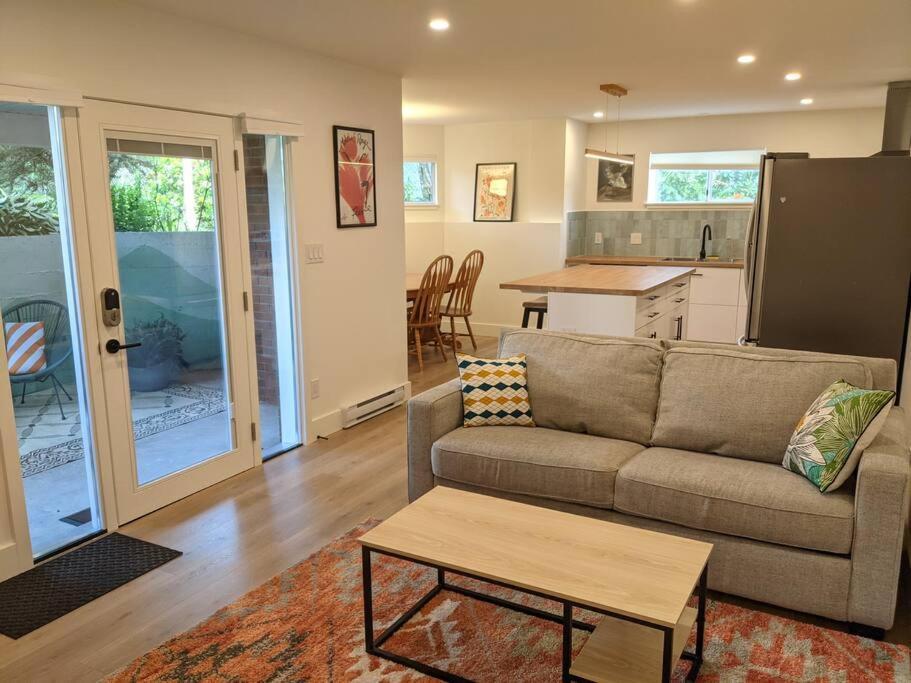 Bright Modern 1Br Suite In Sooke Village Core 외부 사진
