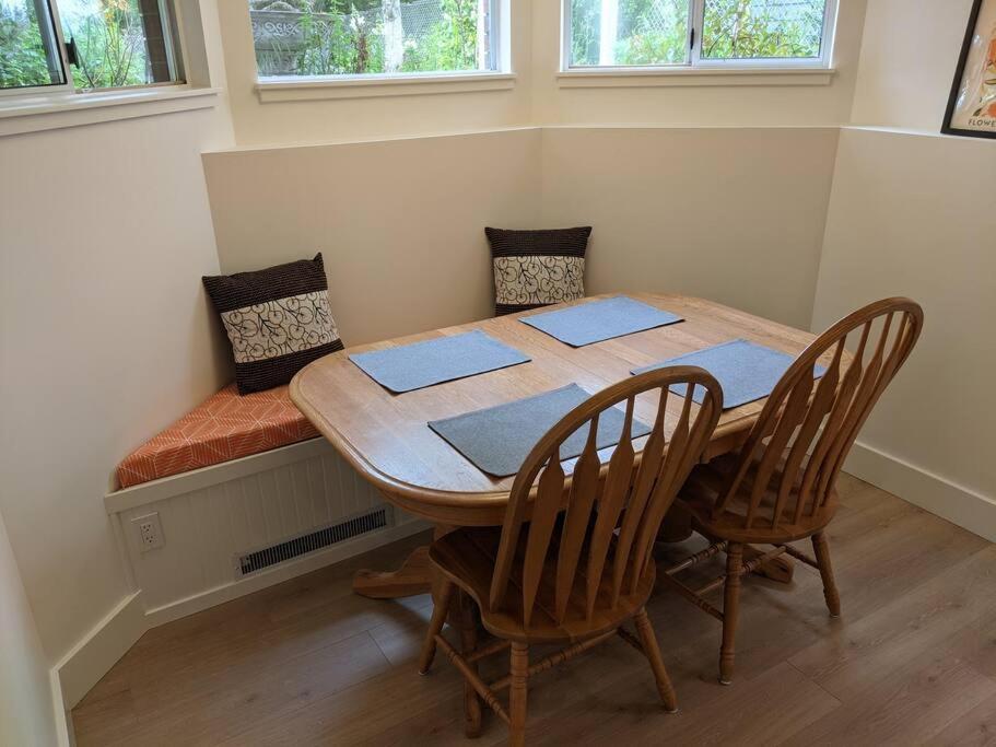 Bright Modern 1Br Suite In Sooke Village Core 외부 사진