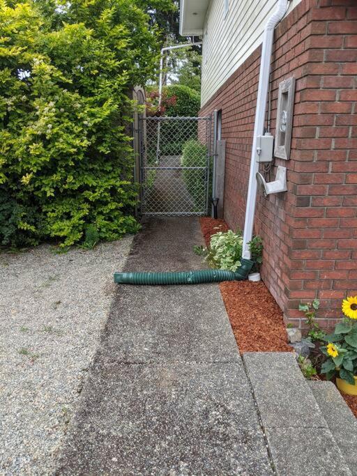 Bright Modern 1Br Suite In Sooke Village Core 외부 사진