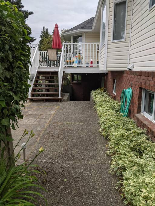 Bright Modern 1Br Suite In Sooke Village Core 외부 사진