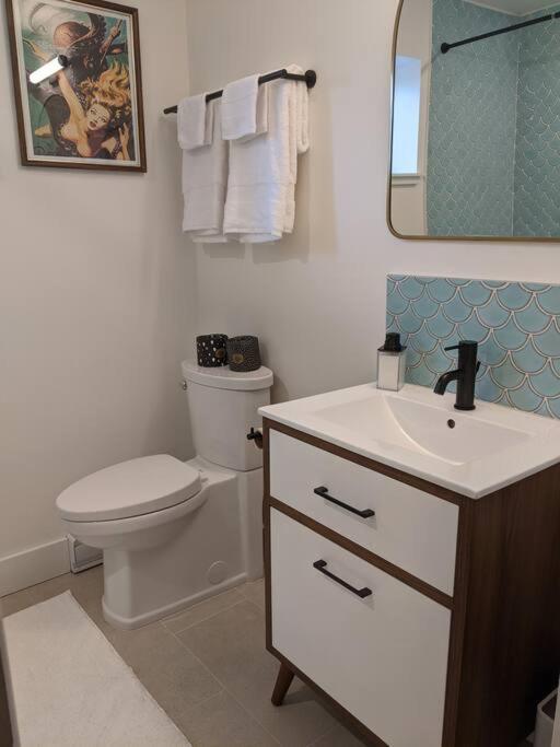 Bright Modern 1Br Suite In Sooke Village Core 외부 사진